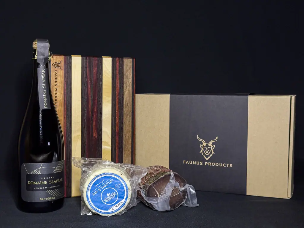 Premium darilo: penina Domaine Slapšak, deska iz več vrst lesa, sir s tartufi in salama ob darilni škatli