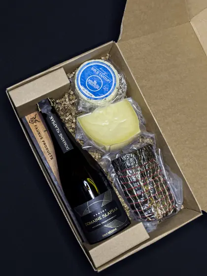 Premium paket v darilni škatli: penina, sir s tartufi in salama